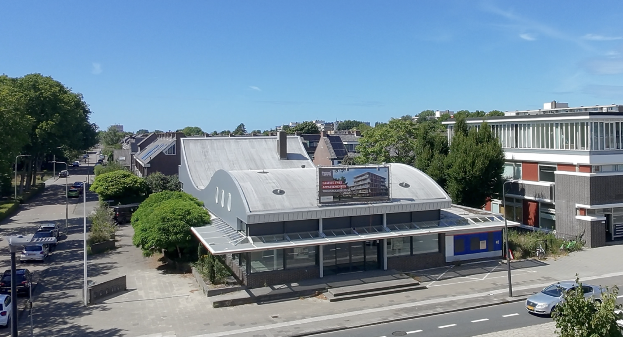 Afbeelding oude bankgebouw locatie Troon Maassluis droneshot