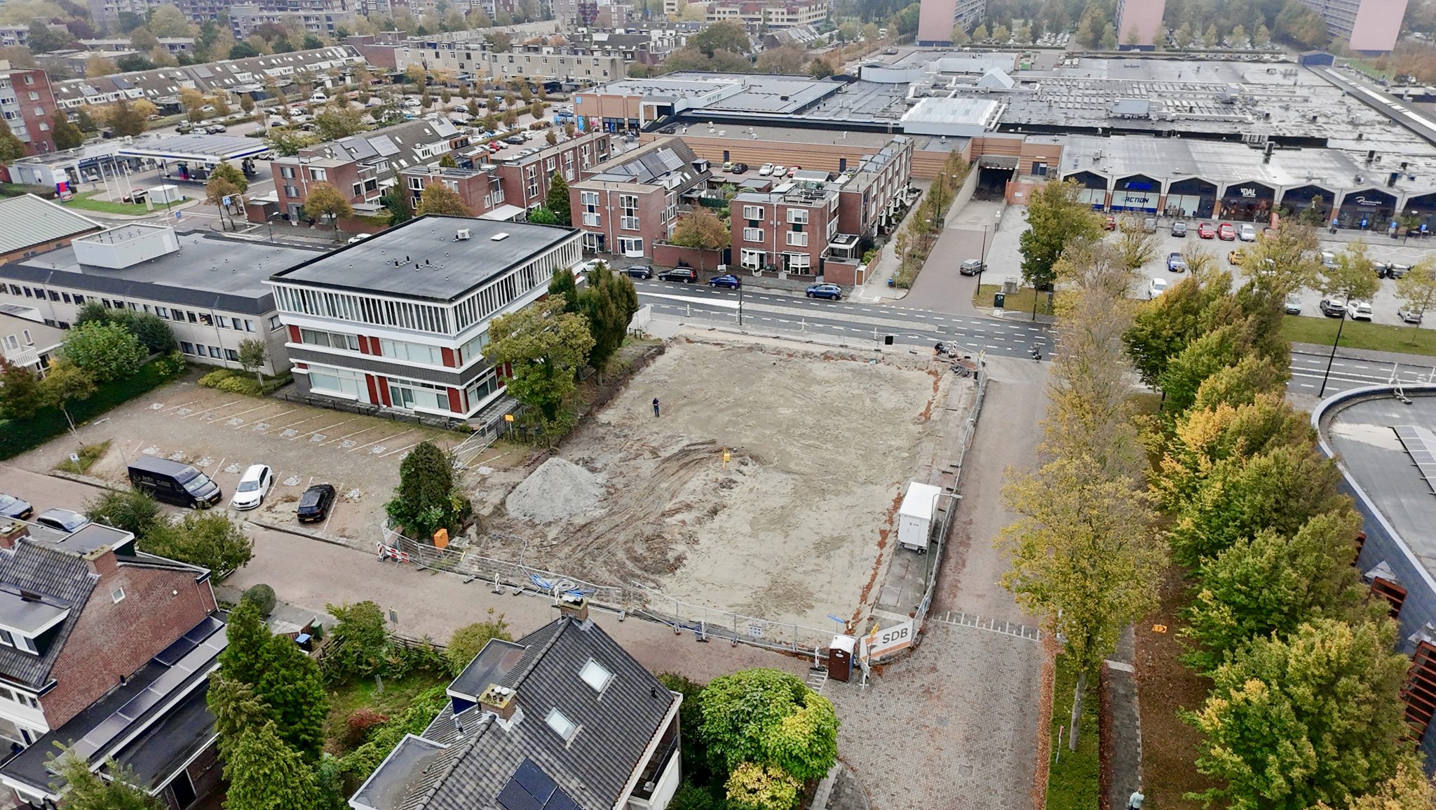Zandvlakte op de bouwlocatie van Troon Maassluis waar 31 appartementen worden gebouwd
