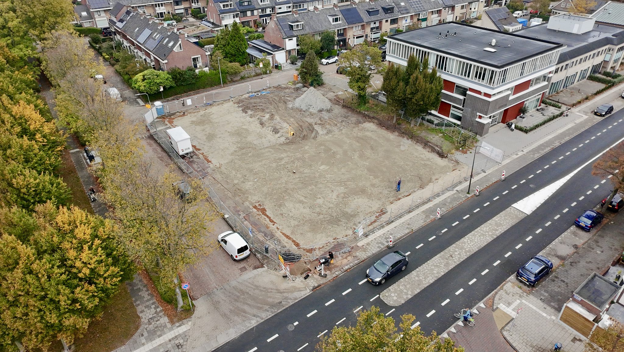 Zandvlakte op de bouwlocatie van Troon Maassluis waar 31 appartementen worden gebouwd