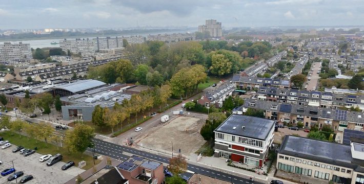 Zandvlakte op de bouwlocatie van Troon Maassluis waar 31 appartementen worden gebouwd