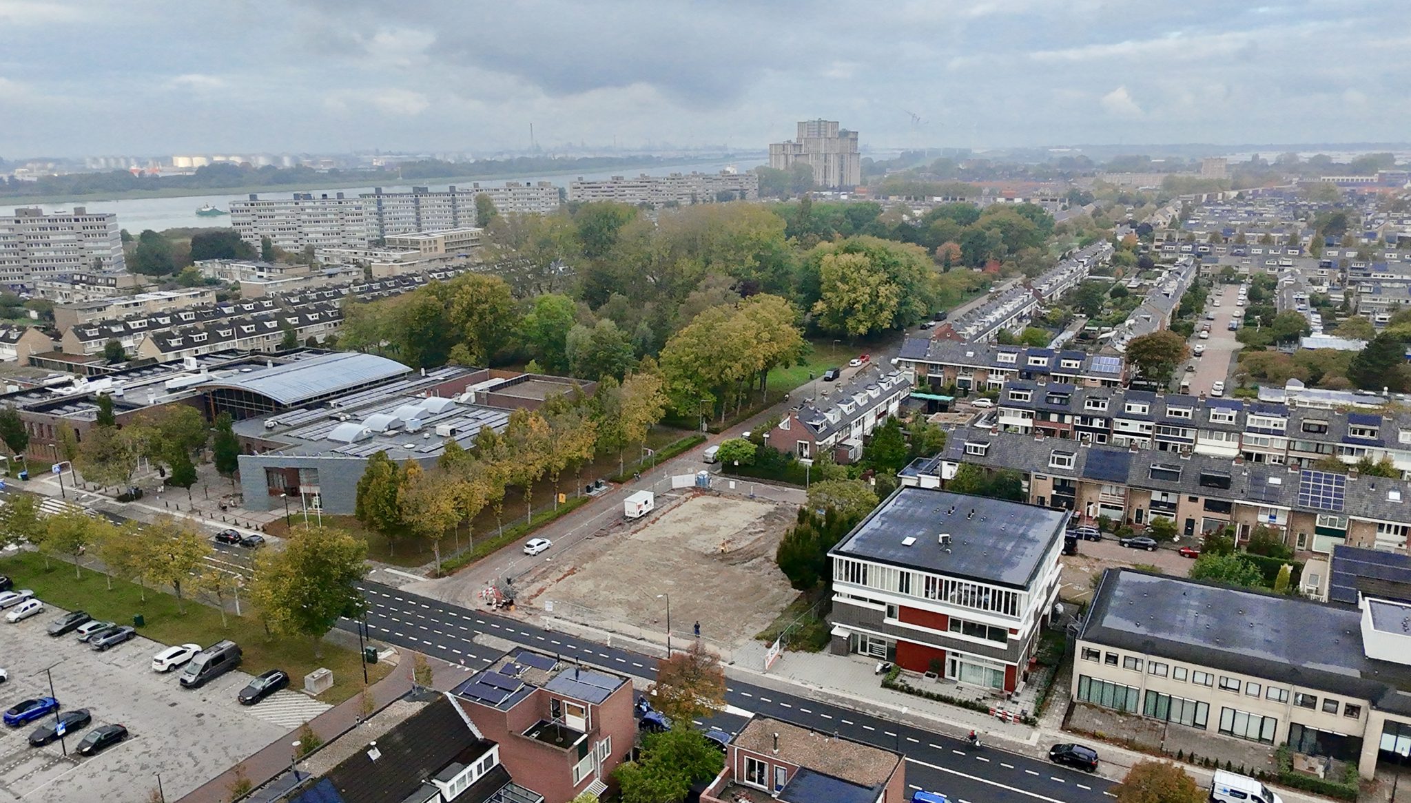 Zandvlakte op de bouwlocatie van Troon Maassluis waar 31 appartementen worden gebouwd